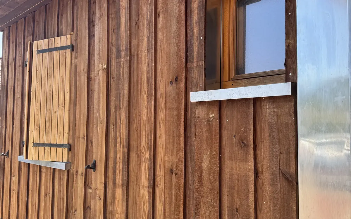 Bardage bois en pin à couvre-joints avec appui de fenêtre et habillage en zinc