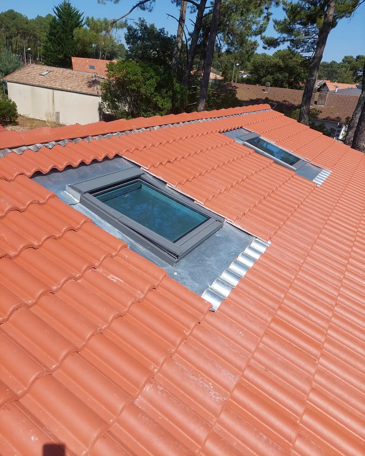 Toiture en tuiles canal avec fenêtres de toit et solins en zinc