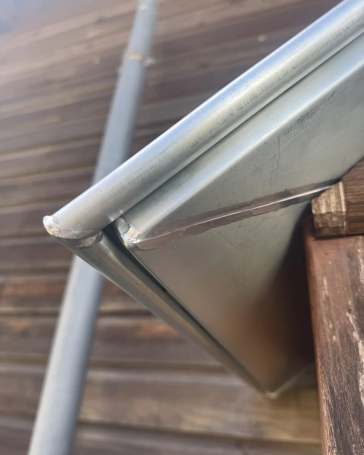 Gouttière en zinc sur un bardage en bois
