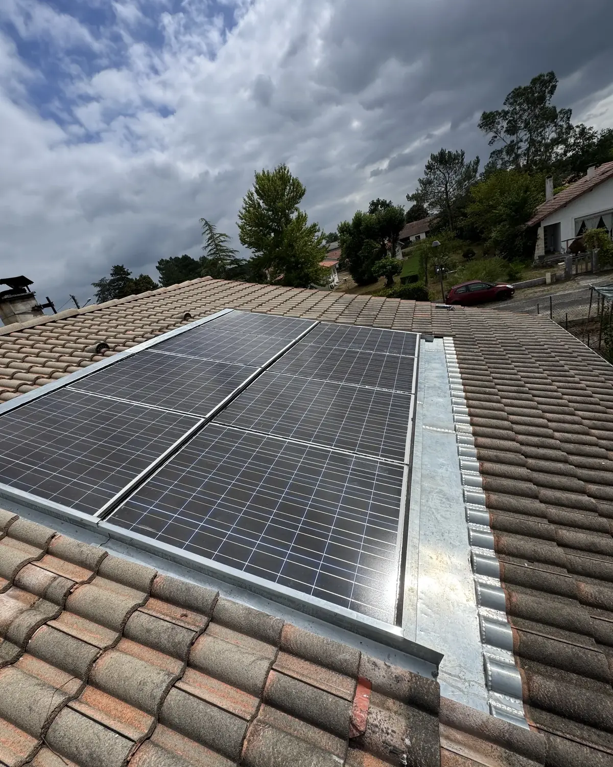 Étanchéité et solins en zinc autour de panneaux solaires sur une toiture