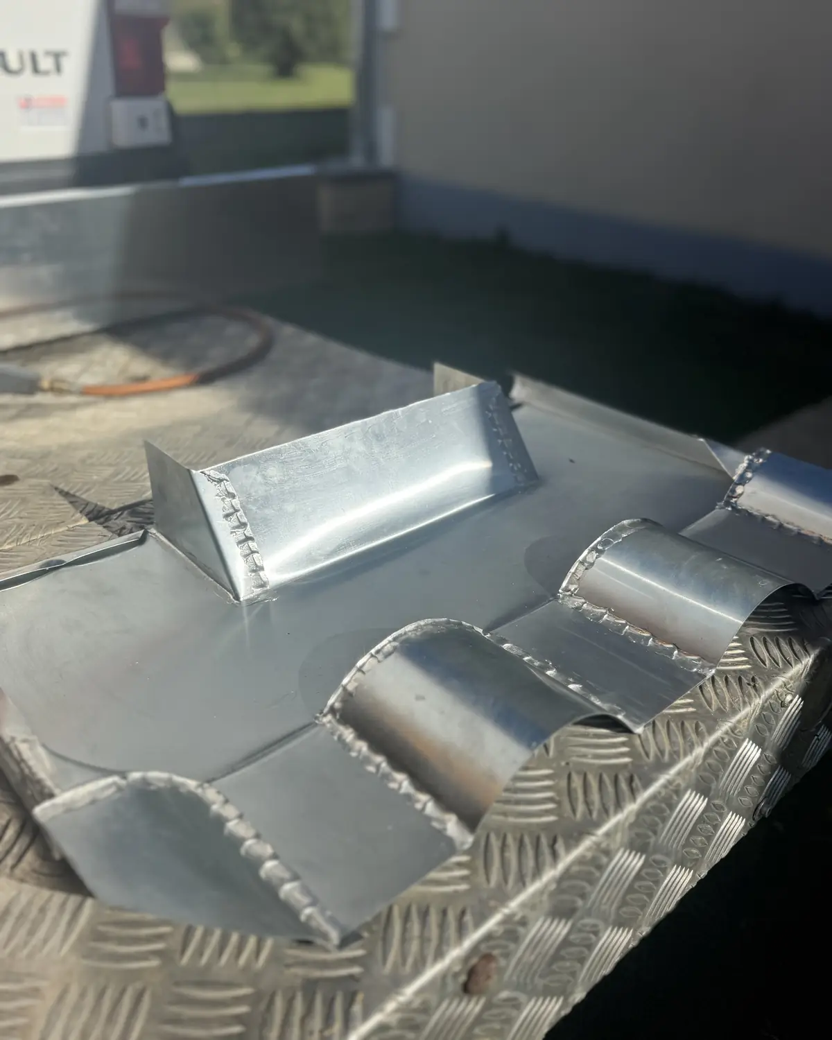 Ouvrage en zinc nervuré sur une toiture